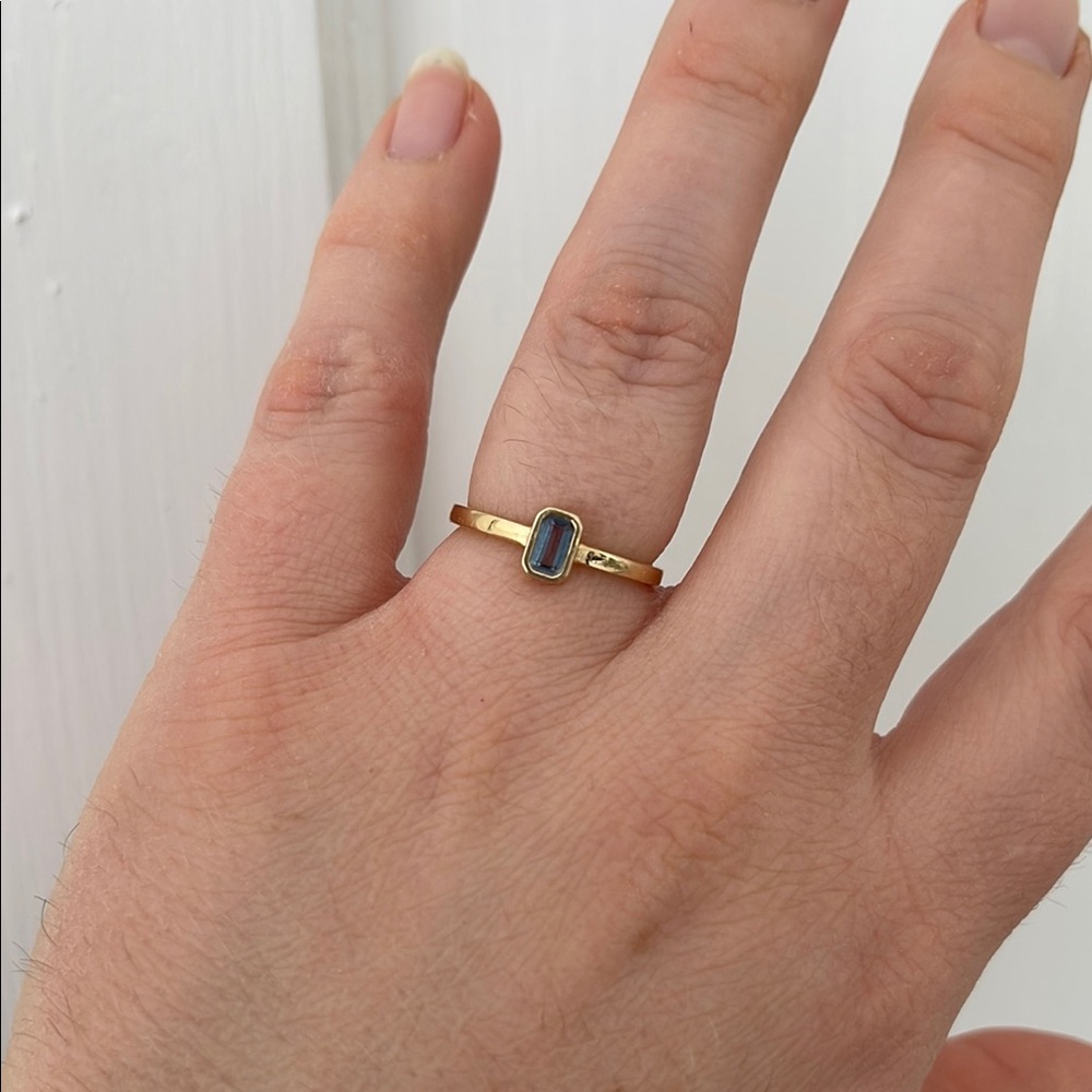 Elegant 14k Gold Ring with Bezeled Gemstone size 7